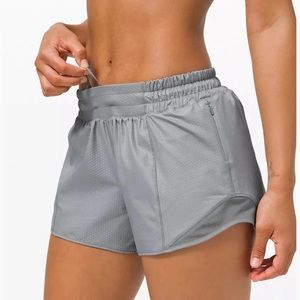 Lululemon Hotty Hot LR 4” Shorts Emboss Rhino Grey